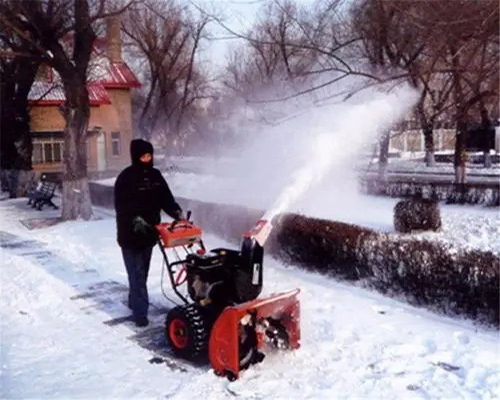滾刷掃雪機是一款高效快速的除雪設備